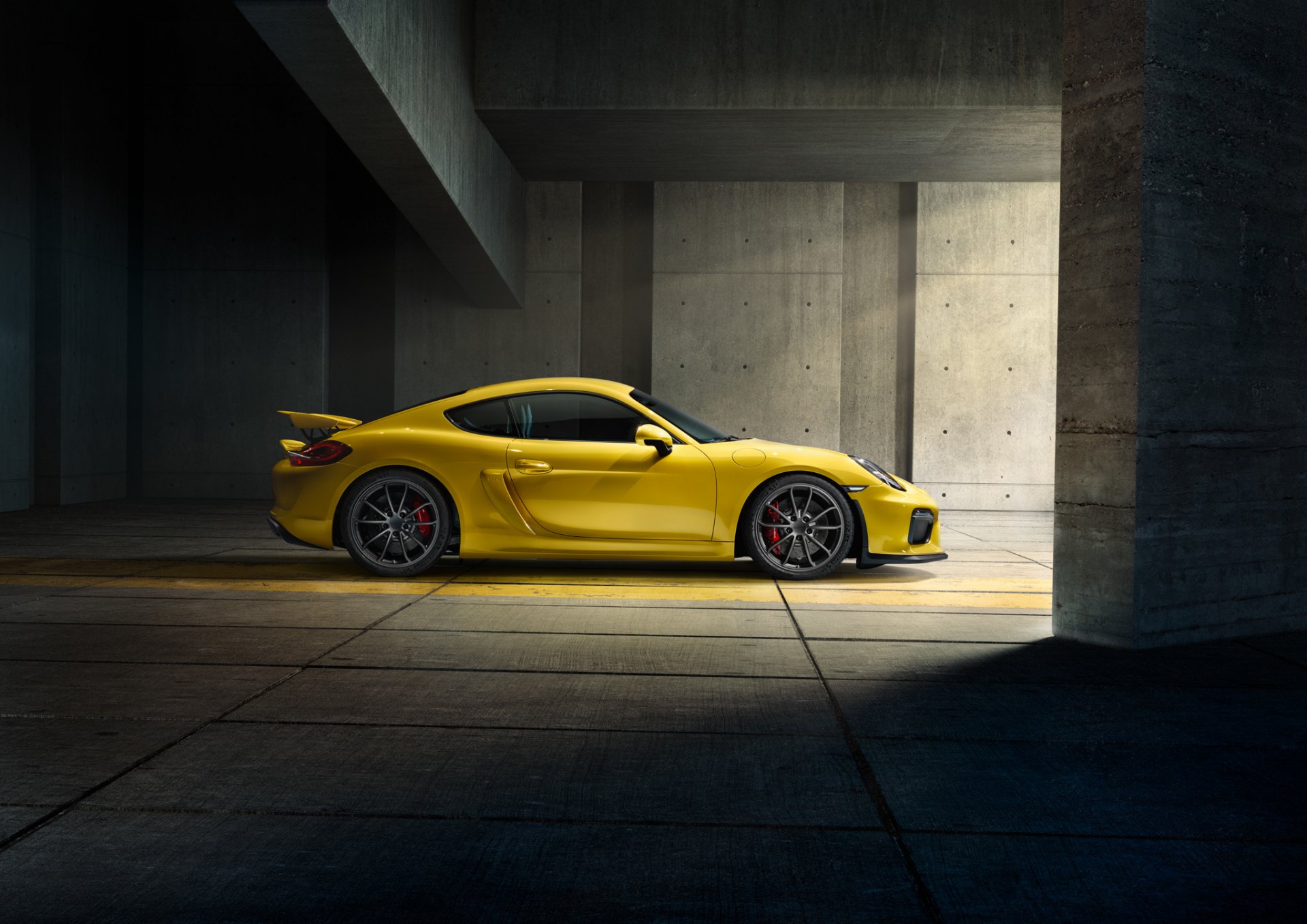 porsche cayman gt4 2015 г. желтый суперкар парковка сторона