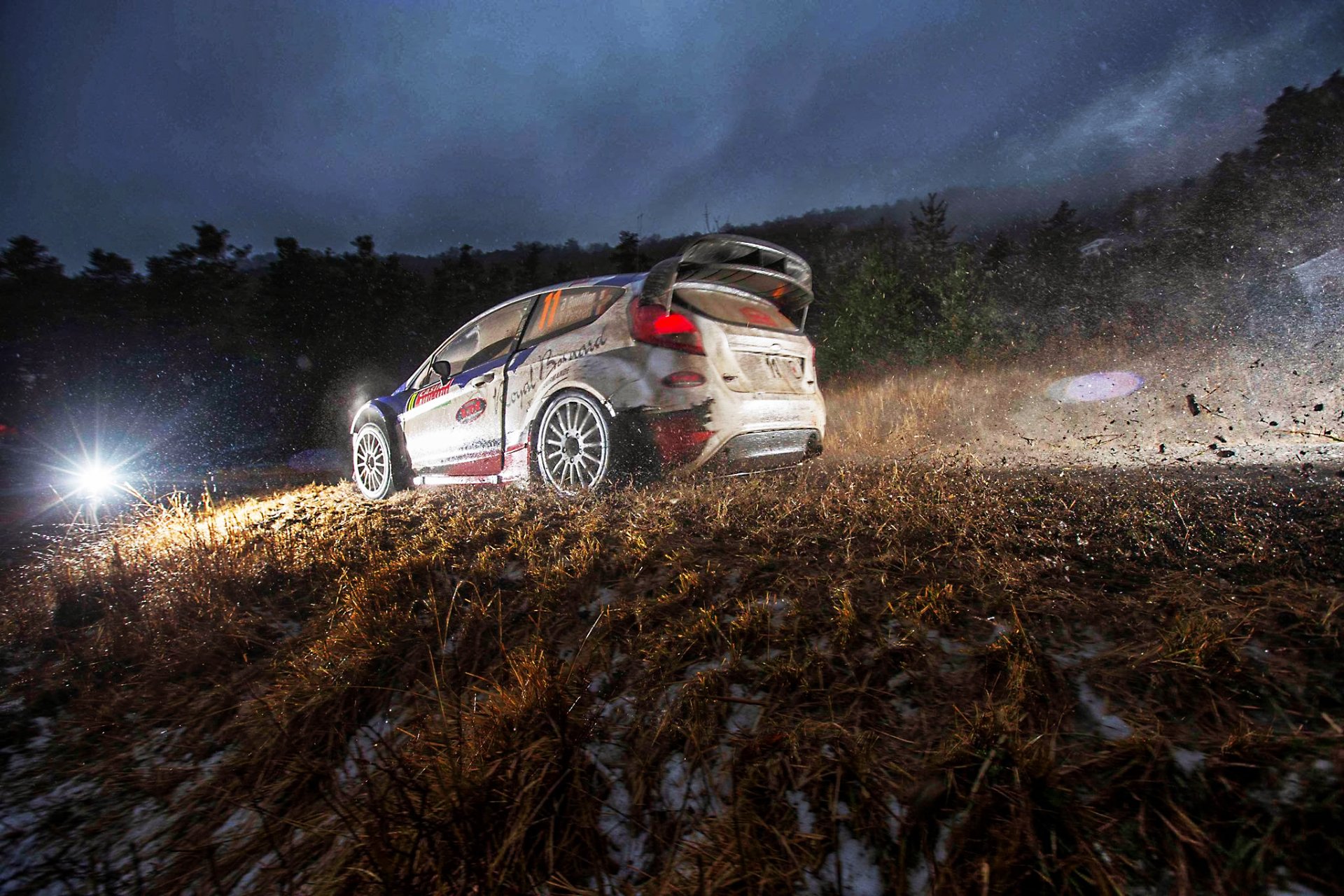 ford fiesta wrc zlot rajd sport wyścig auto wieczór światło błoto