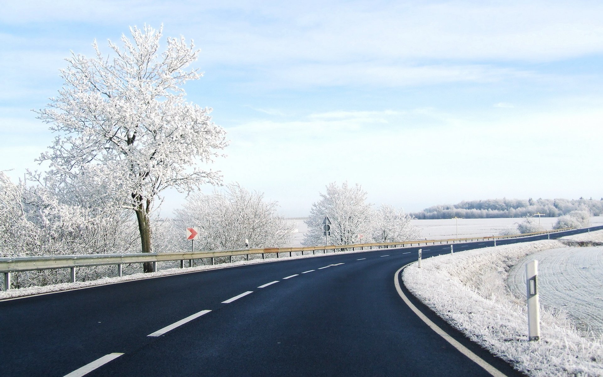 route hiver neige arbres marquage tour clôture piste signe pointeur clôture champ ciel gel