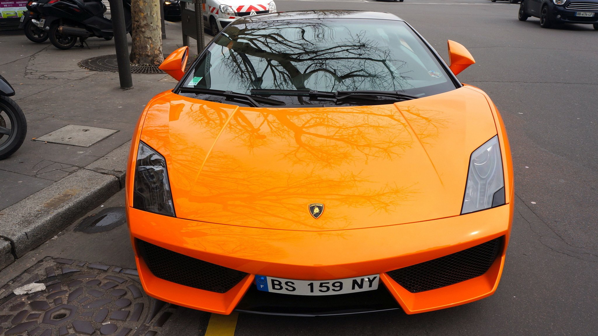 lamborghini gallardo pomarańczowy supersamochód przód odbicie miasto