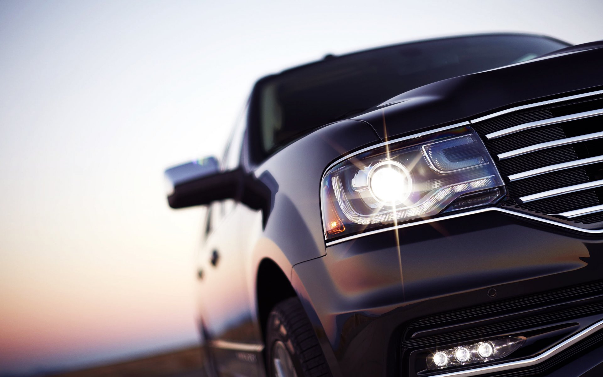 lincoln navigator car machine black suv light reflection of