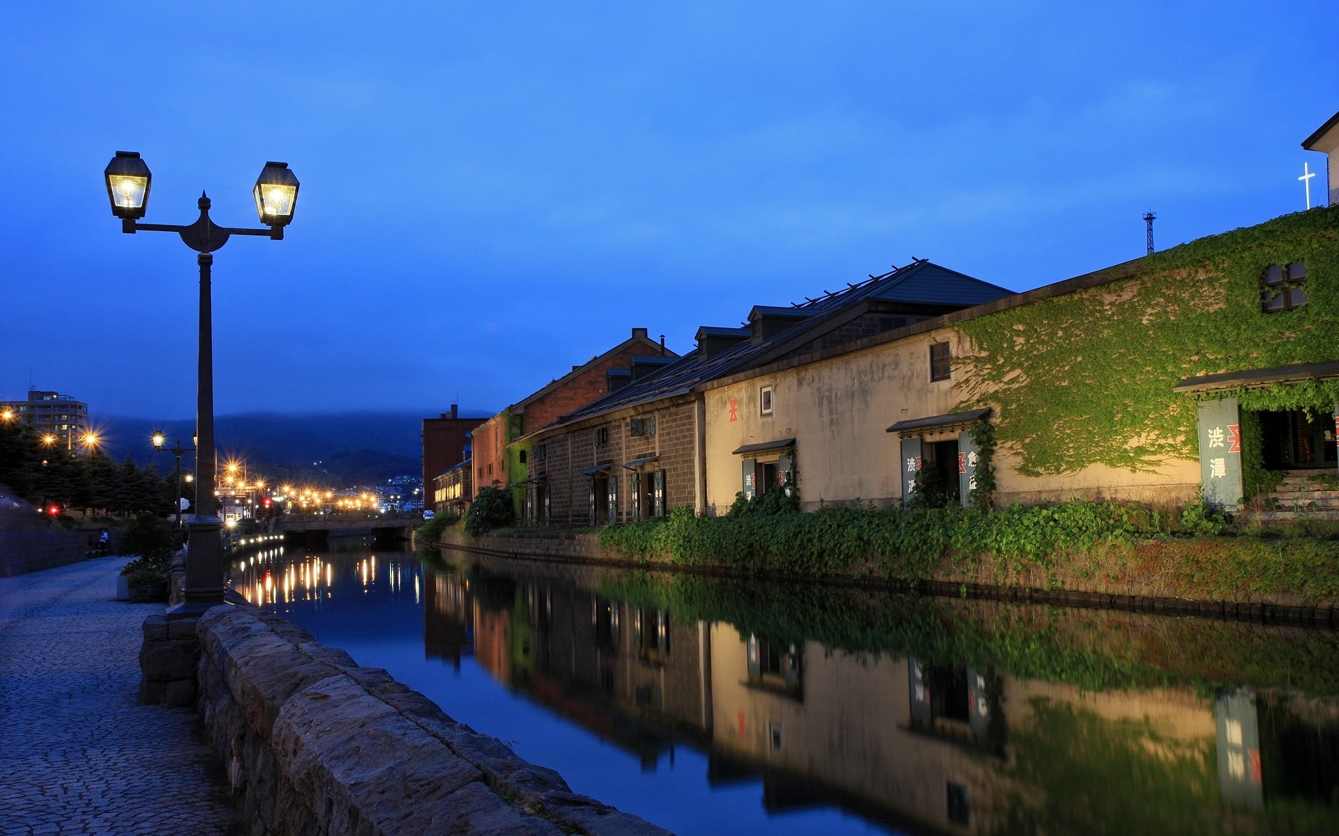 canal maisons lanternes