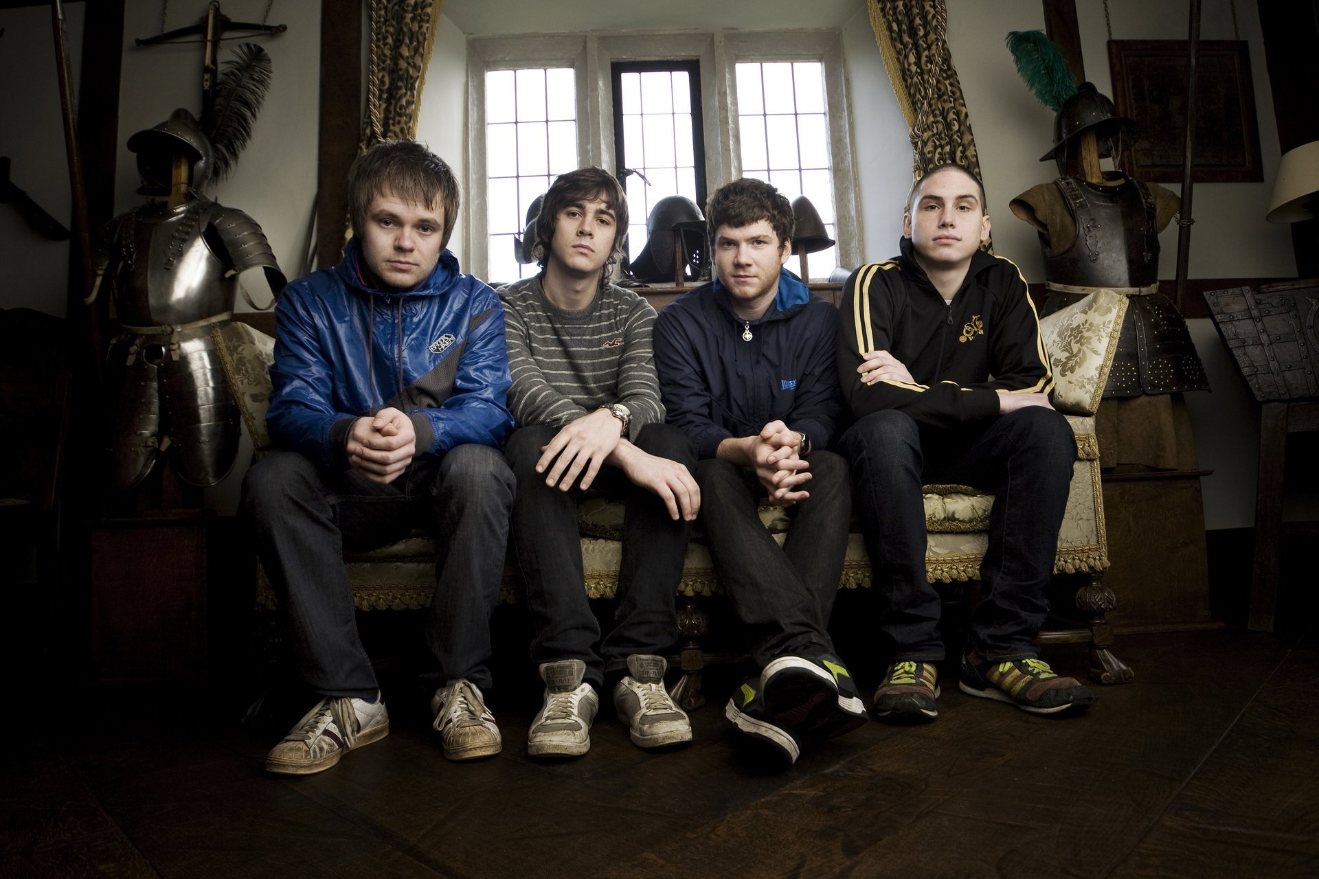 musik ritterrüstung enter shikari trancecore enter shikari post-hardcore jungs sofa fenster zimmer innenraum