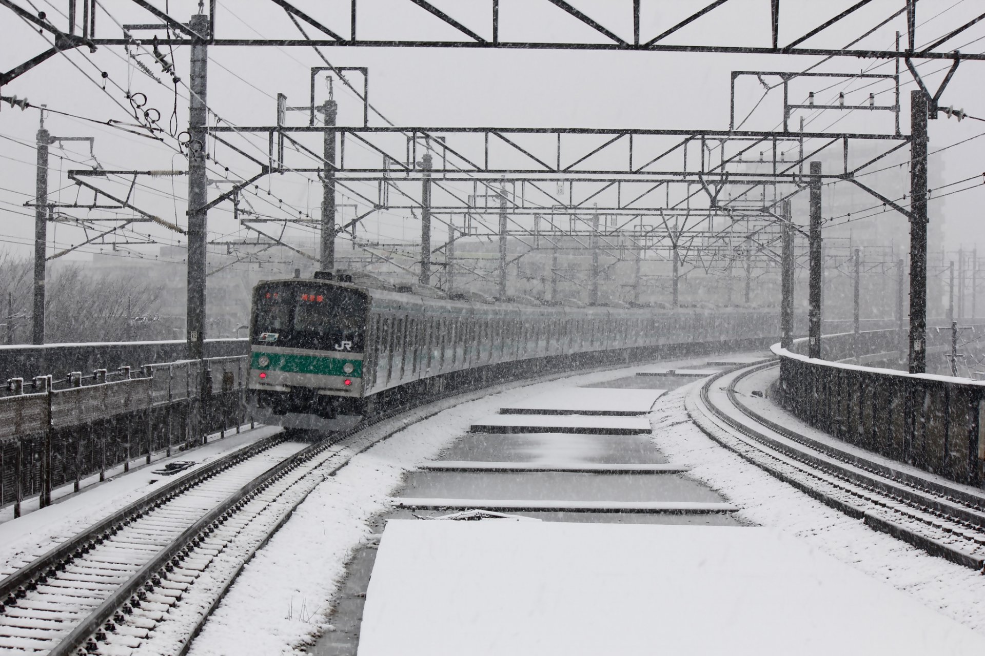 train lignes électriques ferroviaire neige