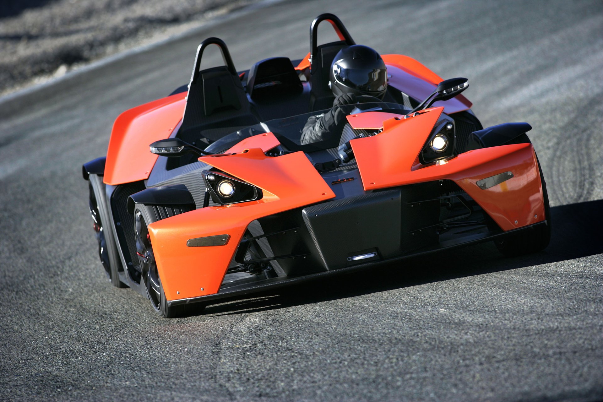 ktm x-bow спорткар трек оранжевый пилот шлем австрия спортивные авто транспорт автотранспорт спорт гонки