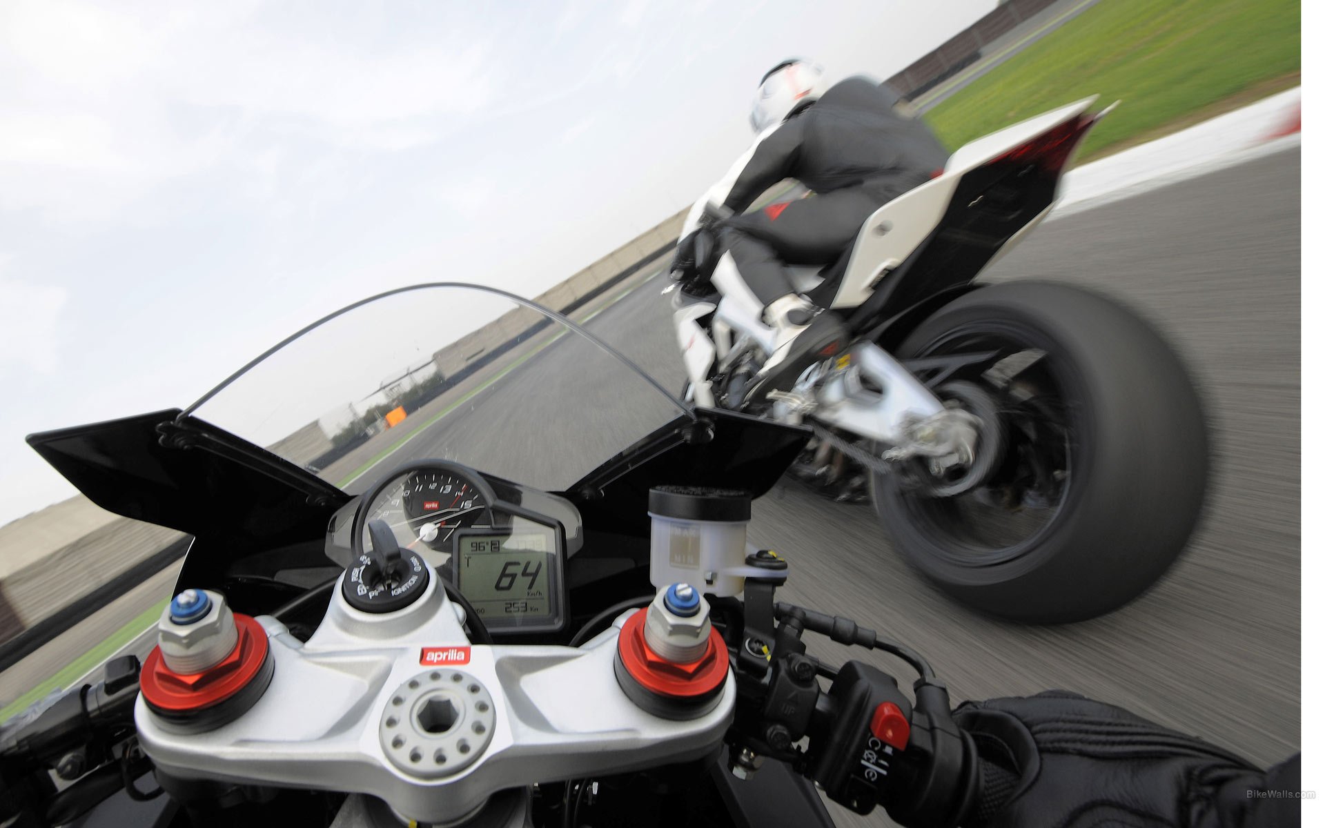 aprilia rsv4-r спортбайк мотоцикл мото априлия италия пилоты трек скорость гонка приборы дисплей спорт мотоспорт байк мужчины мототранспорт