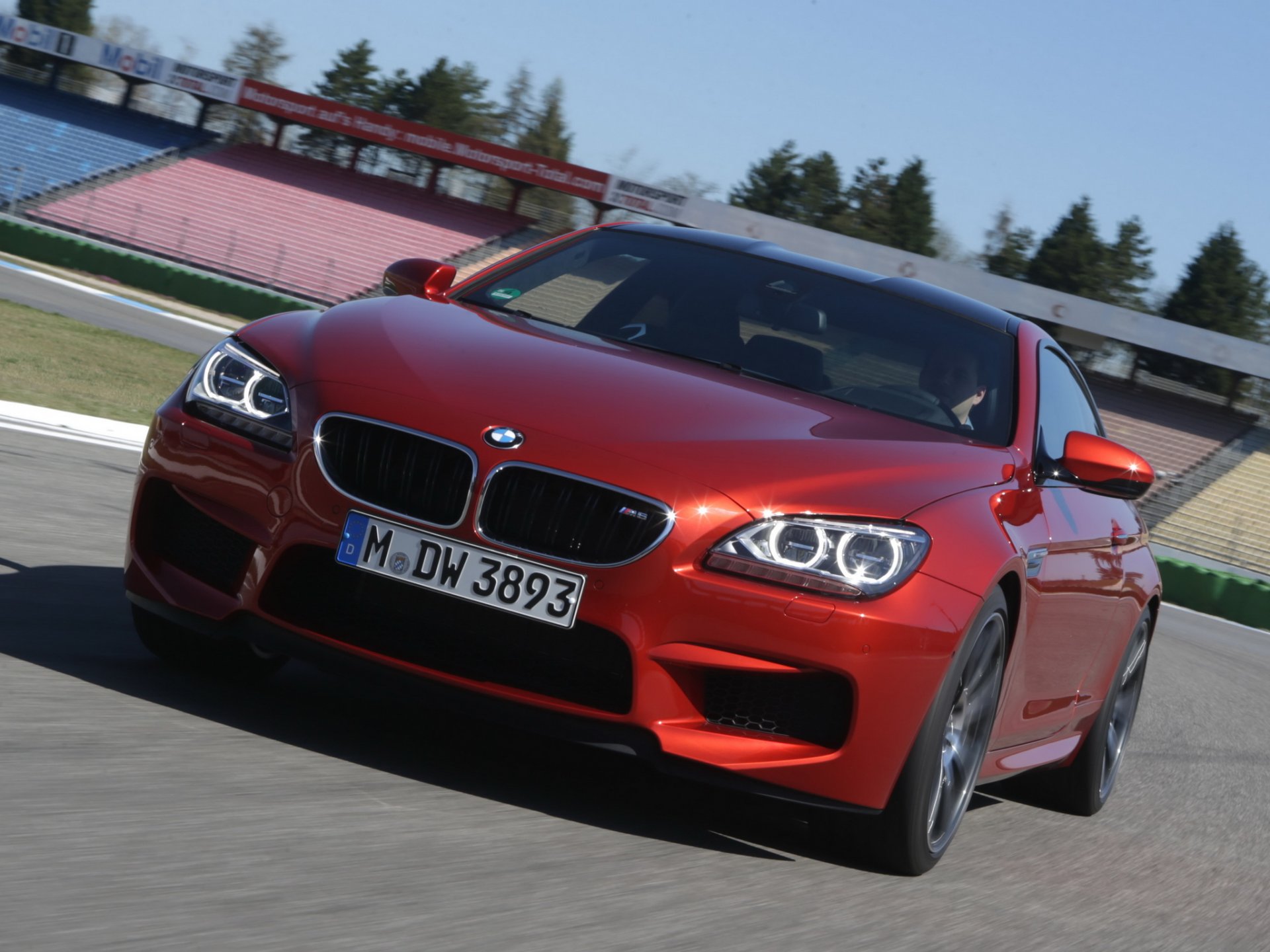 bmw m6 coupé wettbewerbspaket auto in bewegung front scheinwerfer geschwindigkeit