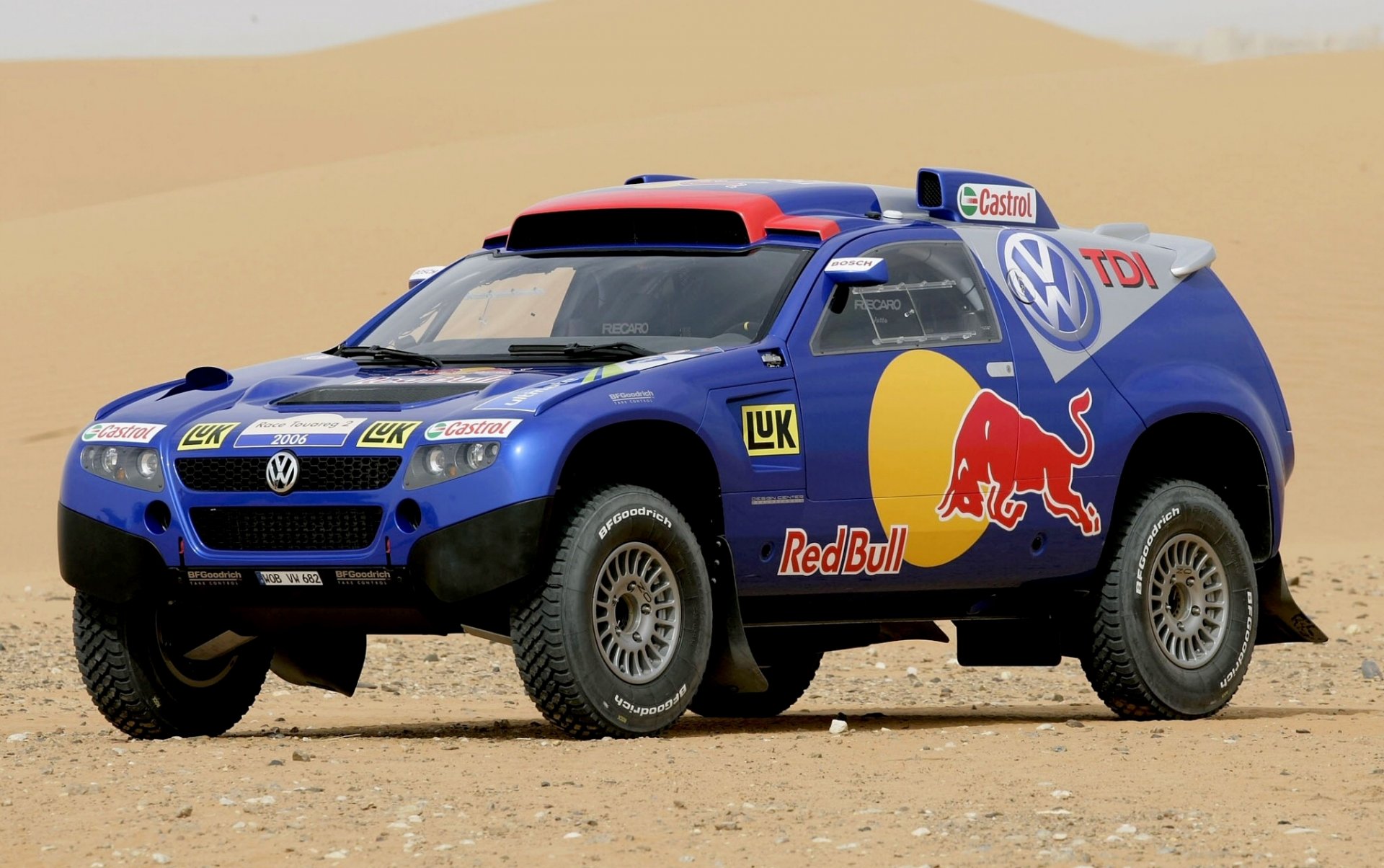 volkswagen tuareg dakar rajd jeep niebieski pustynia czerwony byk suv auto sport