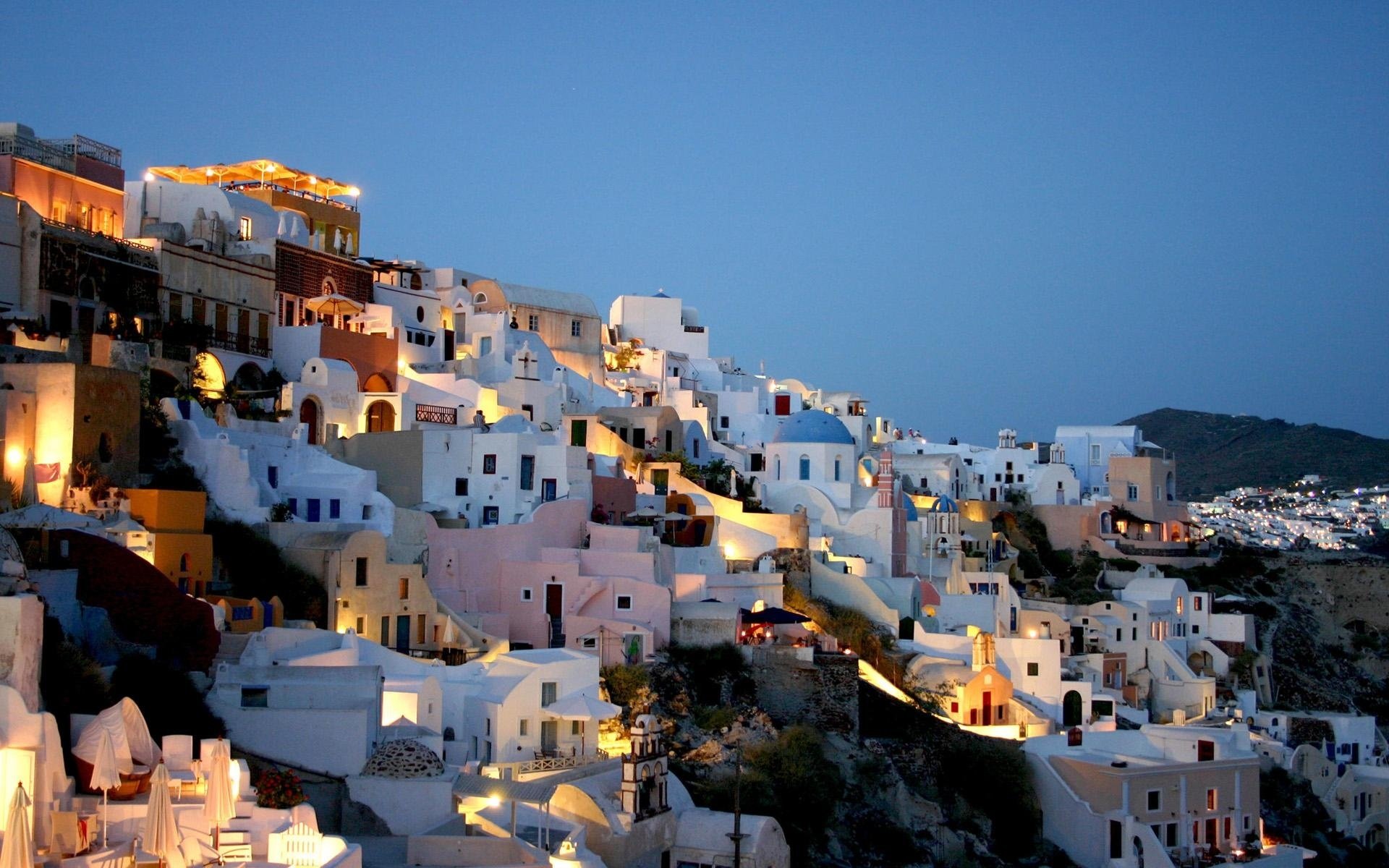 ciudad santorini noche grecia casas luces montañas