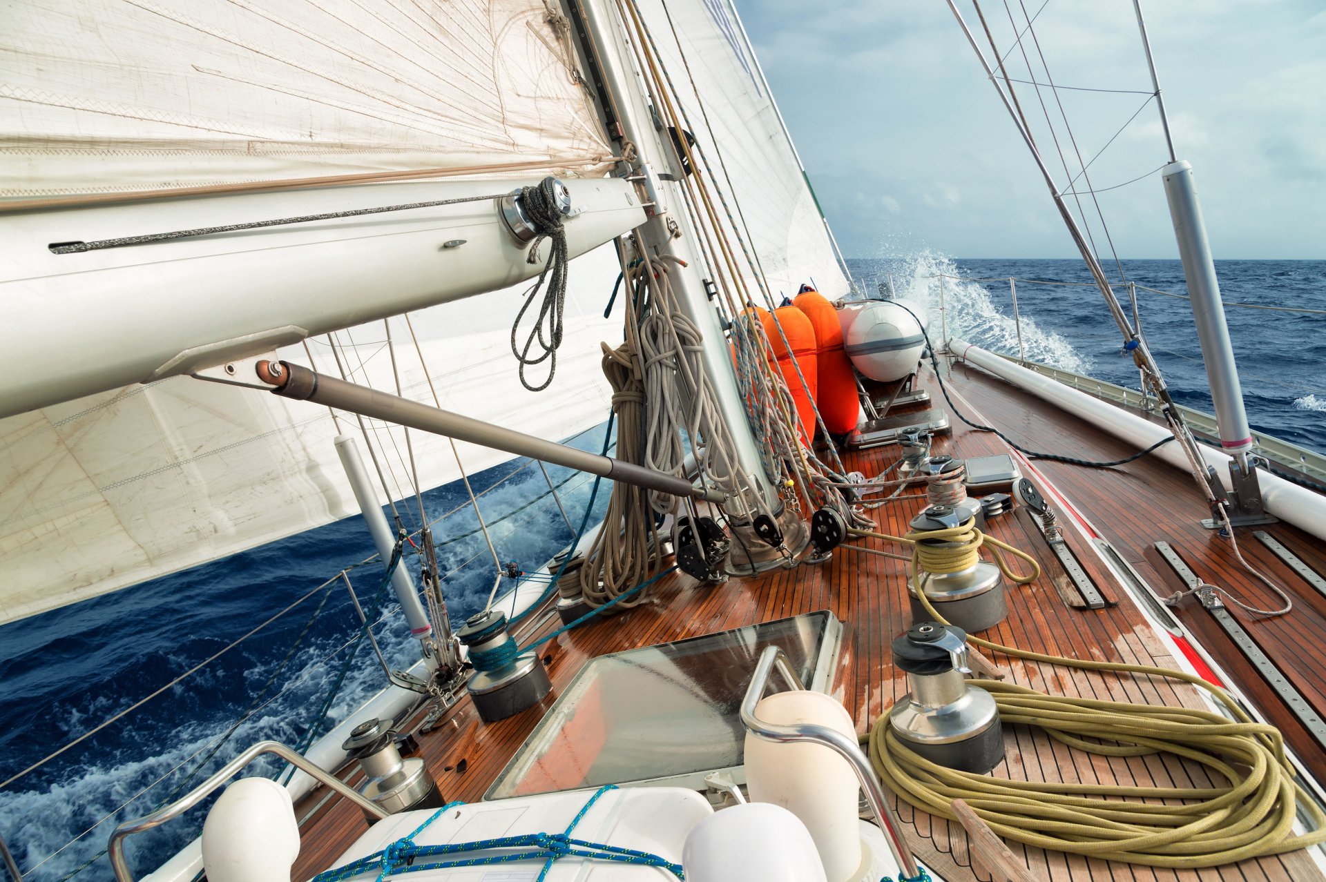 yacht pont voile vent ciel mer vagues éclaboussures horizon vitesse navire marine bateau été tourisme loisirs voyage ma planète bokeh fond d écran