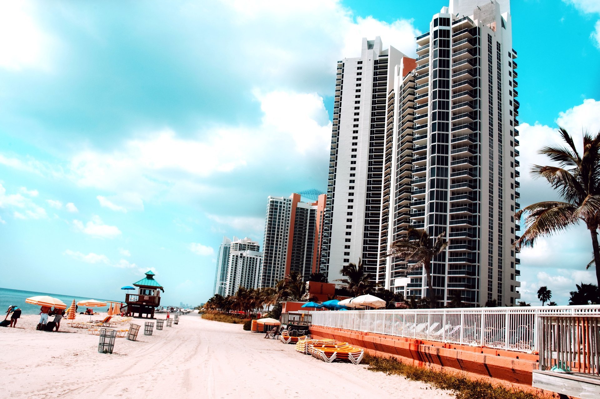 miami beach miami strand stadt florida gebäude hoch usa wasser meer urlaub wolkenkratzer sonnenschirme himmel