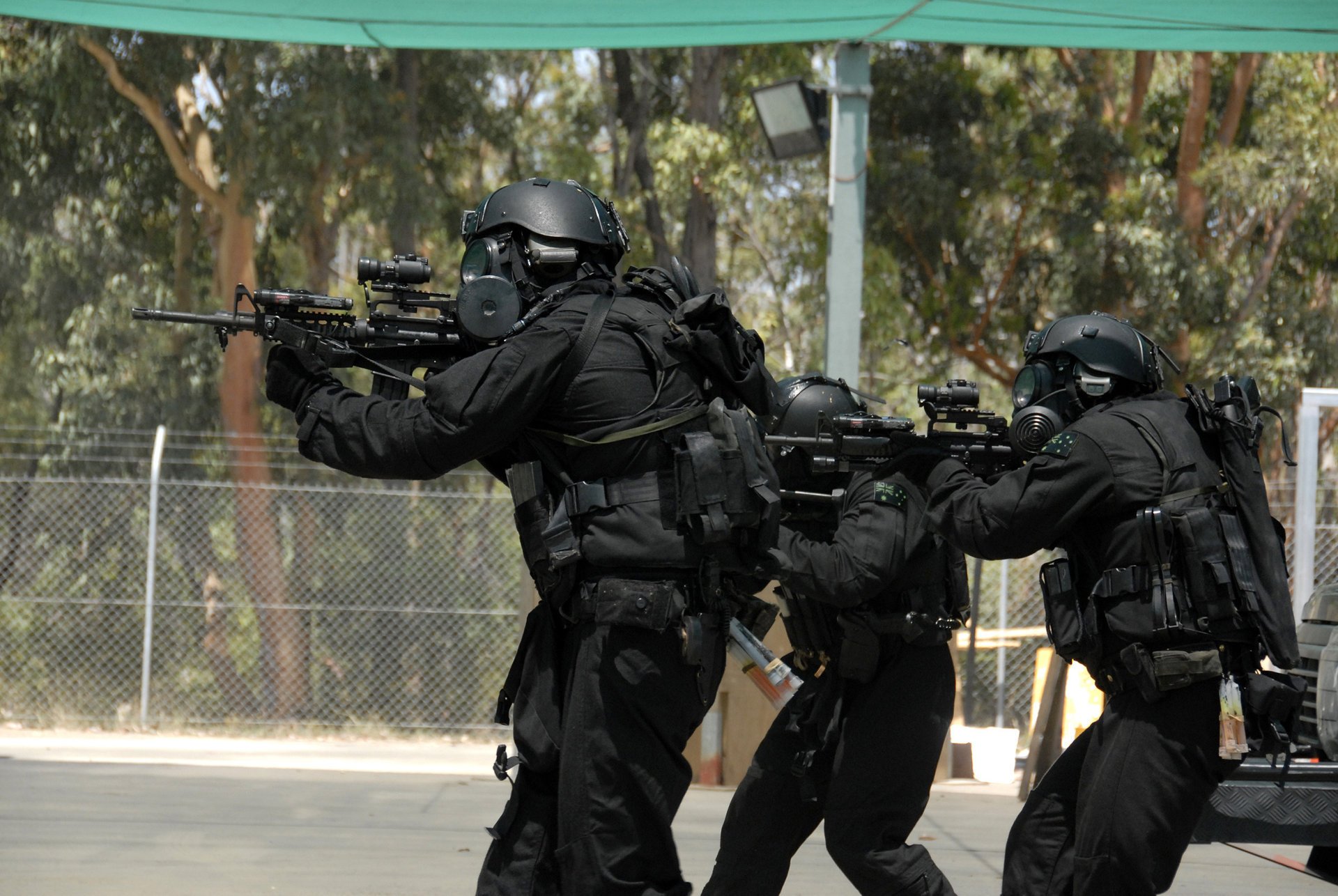 forces spéciales gilets entrainement armes automatiques masques entraînement soldats clôture filet