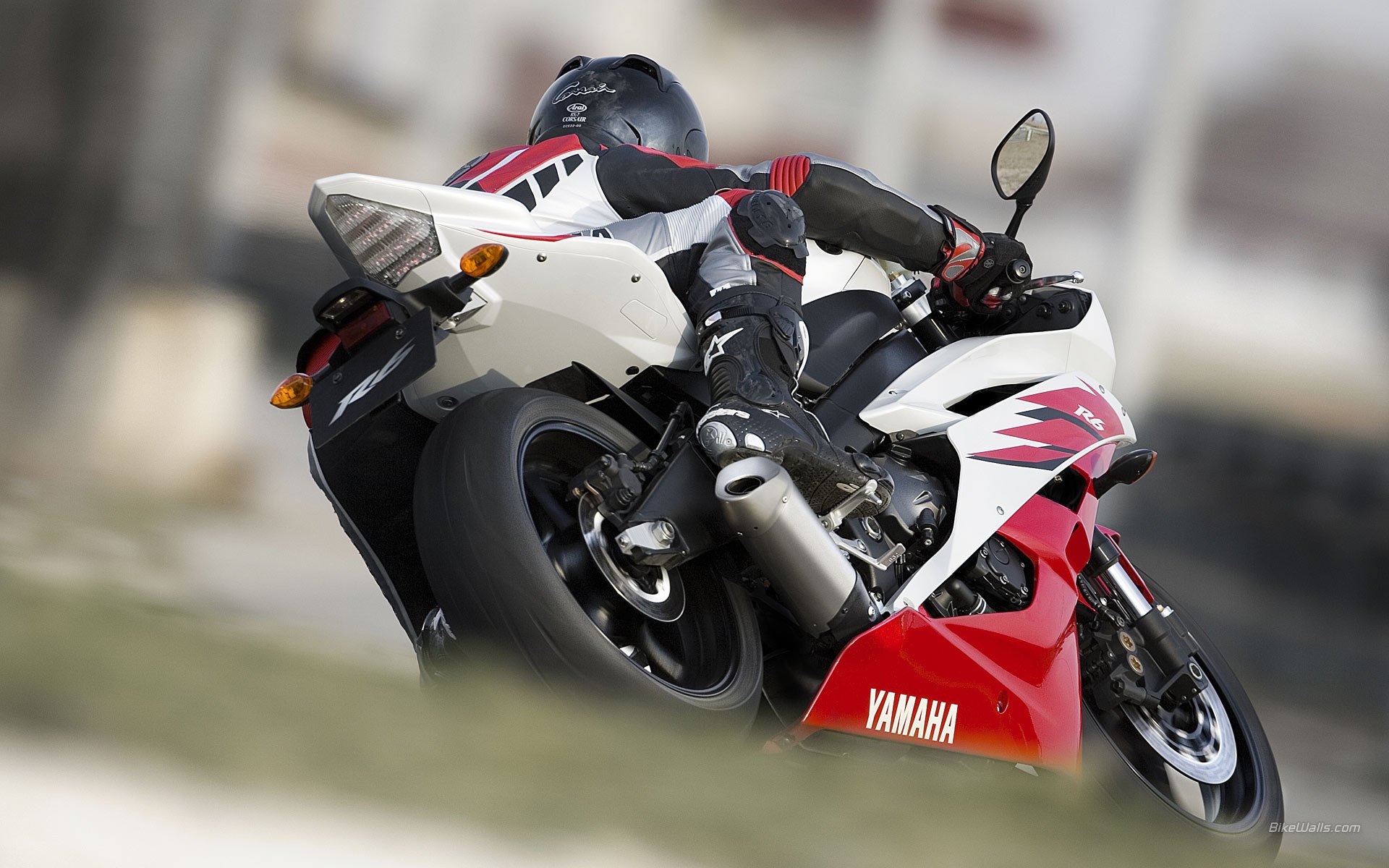 yamaha yzf-r6 2009 sportbike bianco rosso moto moto r6 pilota casco girare pista sport motorsport corsa hi-tech dirt bike uomini moto