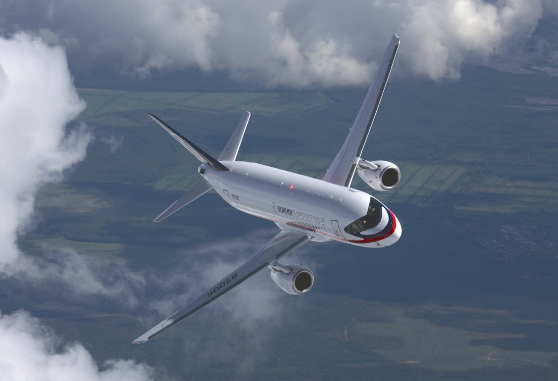 superjet 100 trocken luftfahrt superjet 100 fliegt flugzeug flugzeug wolken rauch höhe flug zivilluftfahrt himmel transport luftverkehr