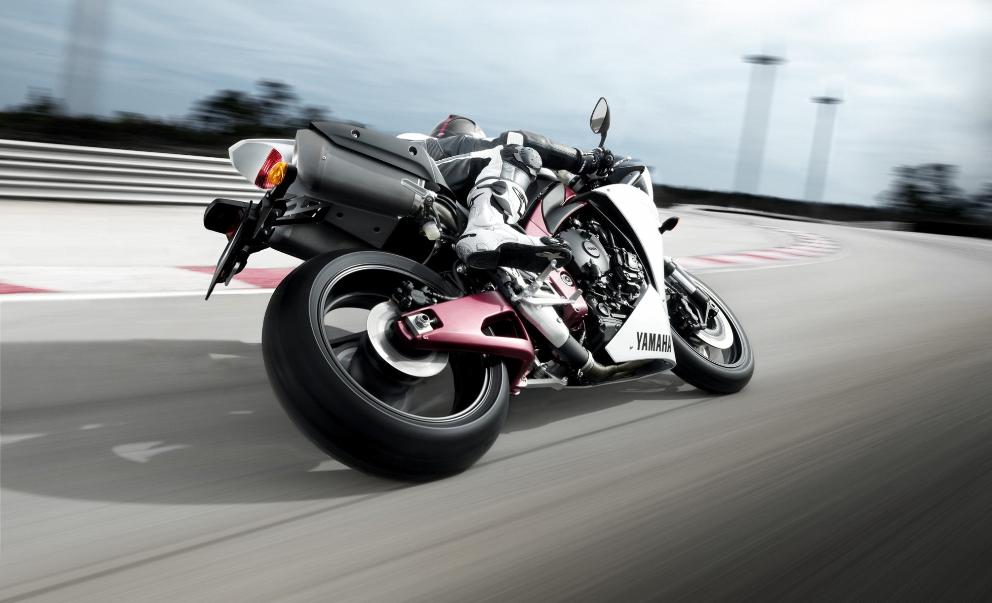 yamaha yzf-r1 2009 спортбайк белый мотоцикл мото р1 диоды пилот шлем поворот трек мотобайк спорт гонки мотоспорт hi-tech байк мужчины мототранспорт