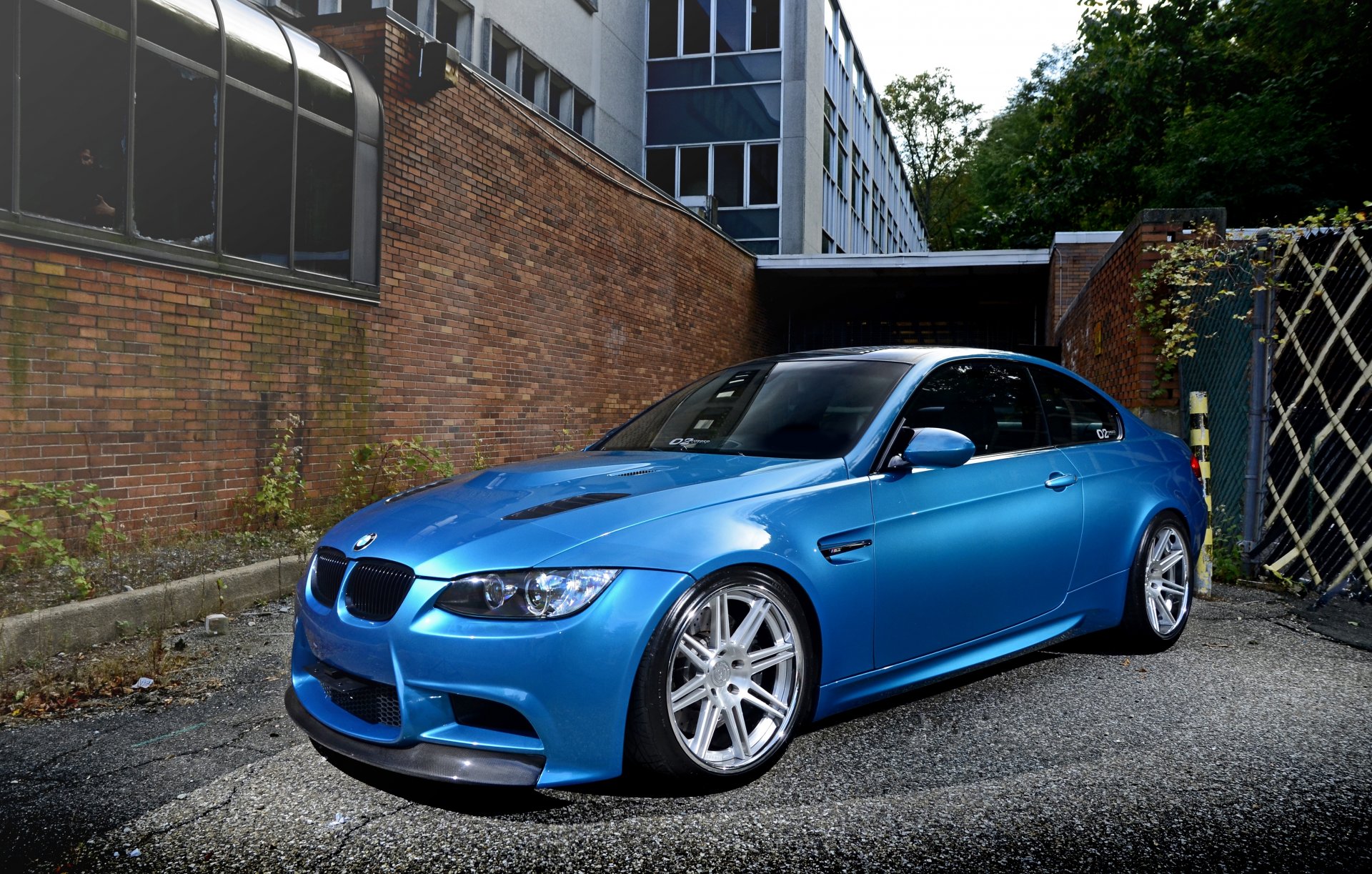 bmw m3 e92 atlantic blue bmw niebieski cień budynek ściana cegła