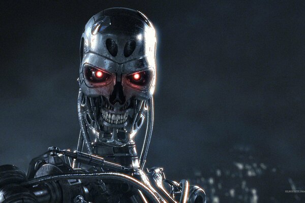 Il sinistro Terminator sorride e brilla di metallo