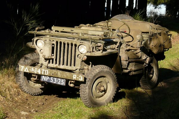 Wojskowy jeep terenowy z czasów II wojny światowej