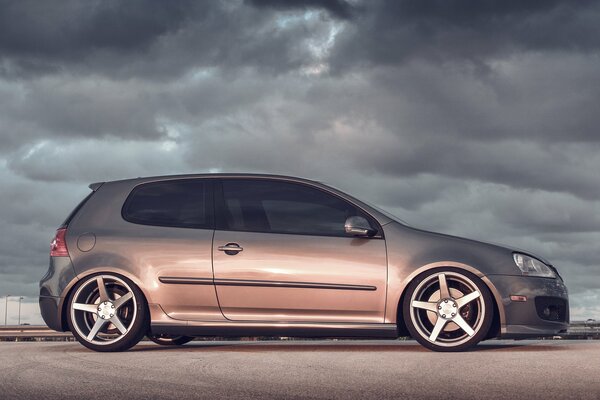 Volkswagen Golf auf dem Hintergrund der grauen Wolken