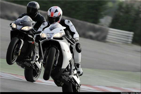 Zwei Biker auf Sportbikes