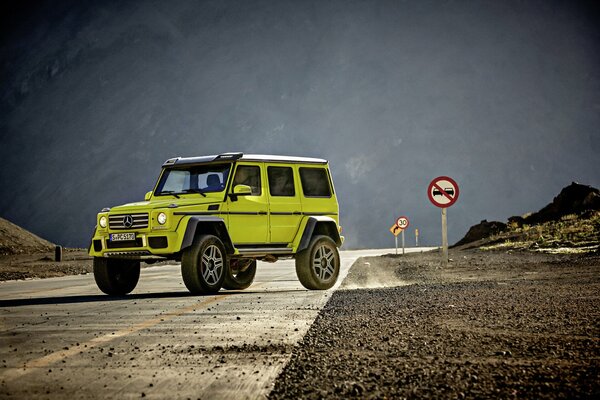 Grüner Mercedes benz in Brabus an der Bergstraße