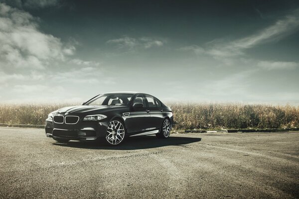 Belle BMW M5 noir sur asphalte