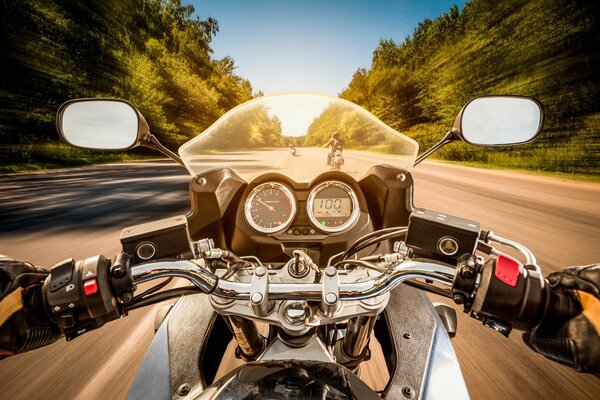 El efecto de la velocidad de conducir una motocicleta