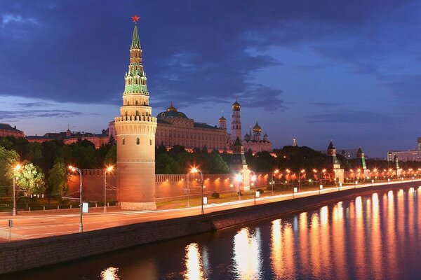 Moscú-el río y las luces del Kremlin nocturno