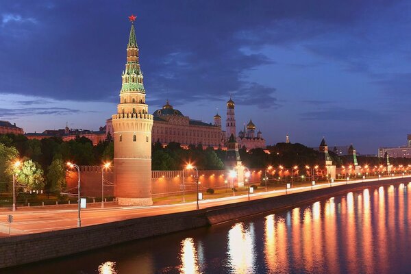 Moskwa - rzeka i światła nocnego Kremla