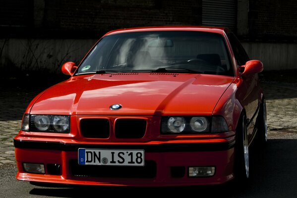 Coche deportivo rojo antes de la carrera