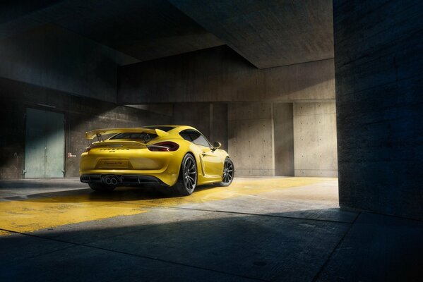 Supercar jaune porsche gt4 2015 au soleil