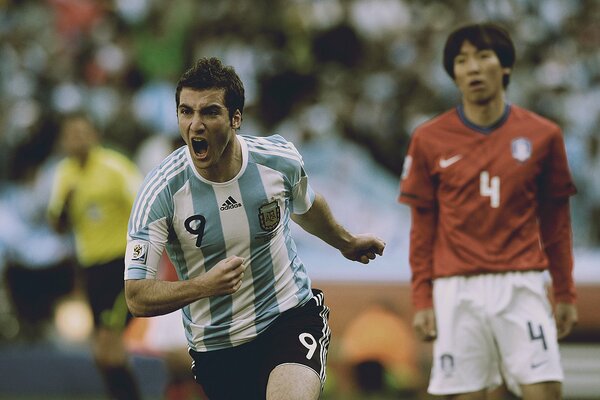 El grito de alegría del futbolista en el campo