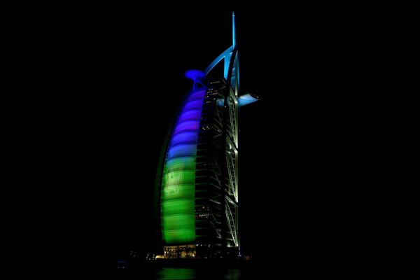 Башня-парус в ОАЭ на фоне ночного неба
