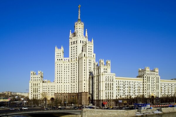 Gran edificio blanco en la orilla del río