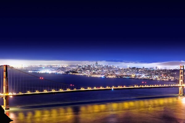 Luces doradas del puente en el fondo de la noche