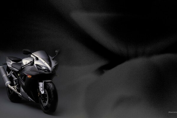 Stilvolles silbernes Motorrad auf dunklem Hintergrund