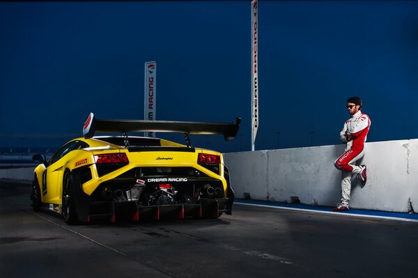 Lamborghini Gallardo giallo, un auto da corsa italiana
