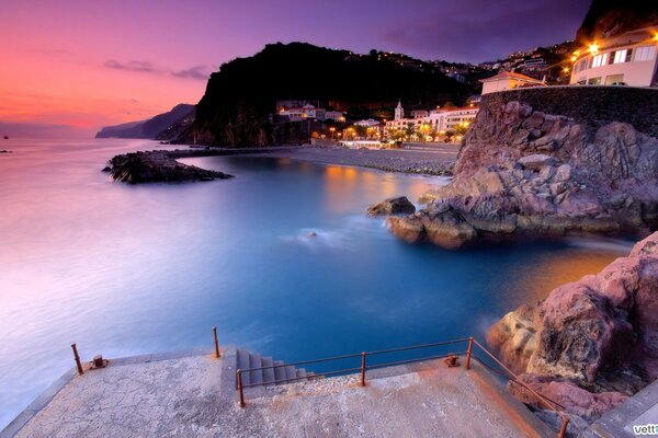 Luces de la ciudad en la costa del mar