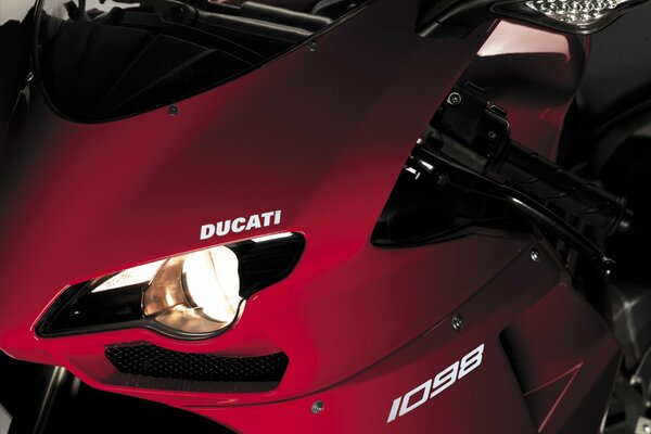 Фары красного мотобайк ducati