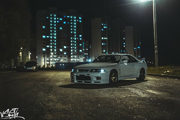 Nissan sta nel parcheggio di notte