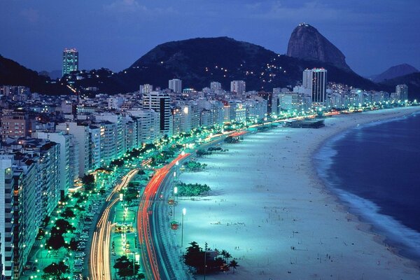 Die Nachtstadt von Rio de Janeiro am Strand