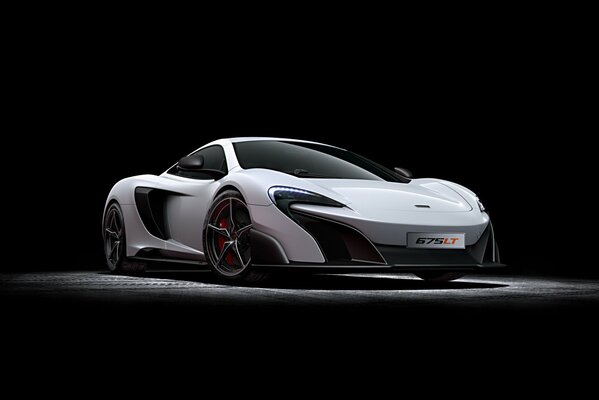 Biały samochód sportowy mclaren 675LT 2015 widok z przodu