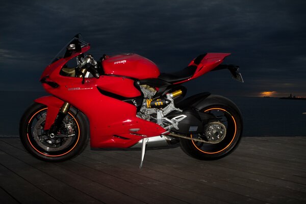 Ducati Panigale rojo en el crepúsculo