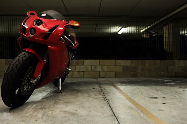 Ducati 999 rosso dans le garage