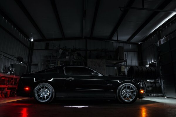 Ford Mustang negro en el perfil