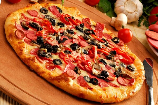 Deliciosa pizza con aceitunas y tomates