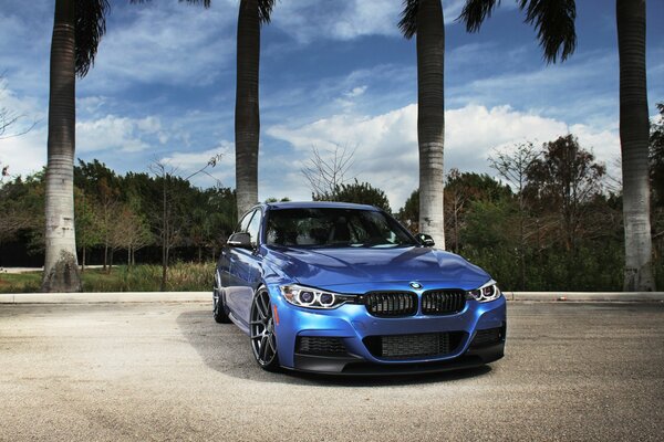 Blauer Tuning-BMW der 3er-Reihe