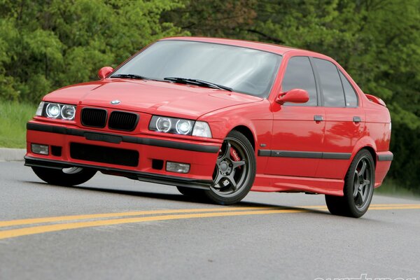 Puissant BMW rouge sur la route