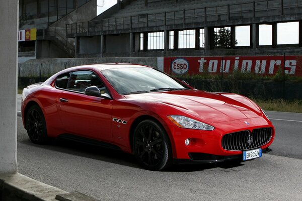 Roter Maserati sportlich in der Arena