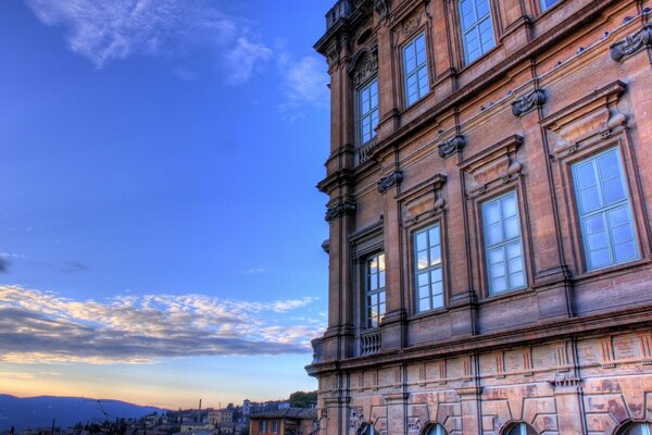 Bâtiment architectural dans les fenêtres qui reflète le ciel